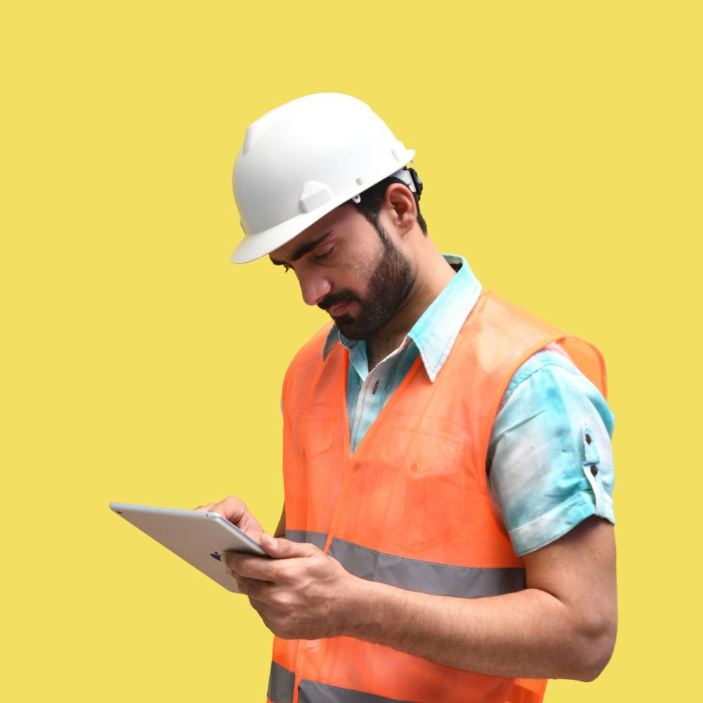 Technik ve výstražné vestě s tabletem
